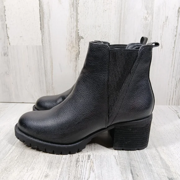 NEW MIA Jody Ribbed Round Toe Block Heel Chelsea Ankle Boots #542 - Picture 1 of 11